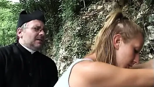 Sarışın orta yaşlı seksi kadın açık havada sert macerada genişliyor