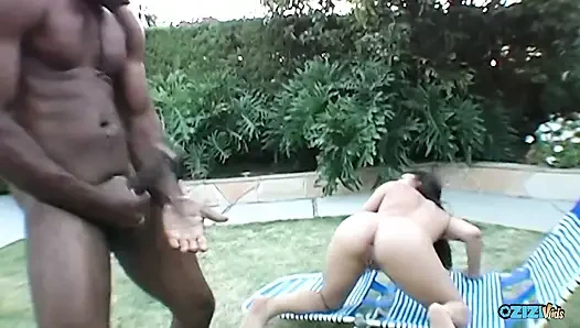 Açık havada temiz hava ve güneş ışığı büyük zenci yarağının tüm ihtişamıyla takdirini kazandı