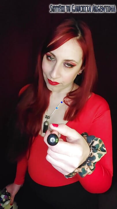 Feminize Etmiş Cuckold ve Ben Bir Gece Kulübünde Penislere Bakıyorum!!