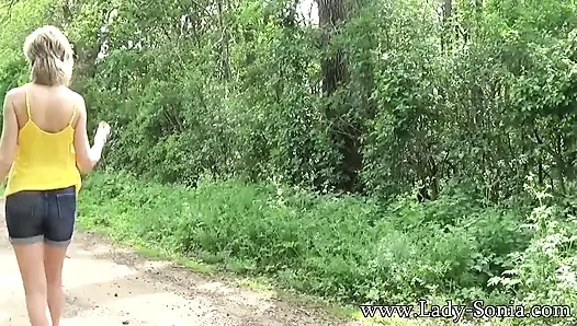 Aku lagi asik di dalam mobil baruku