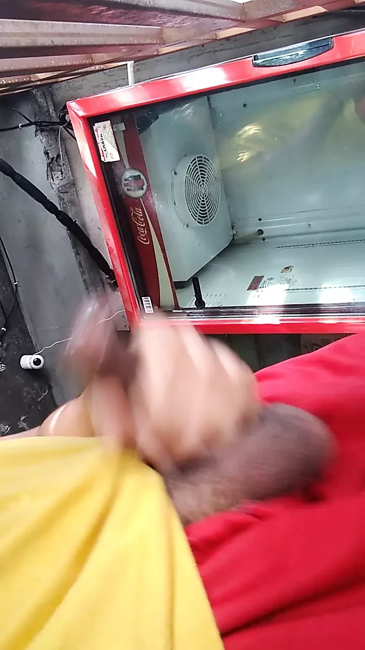 Chico caliente en porche