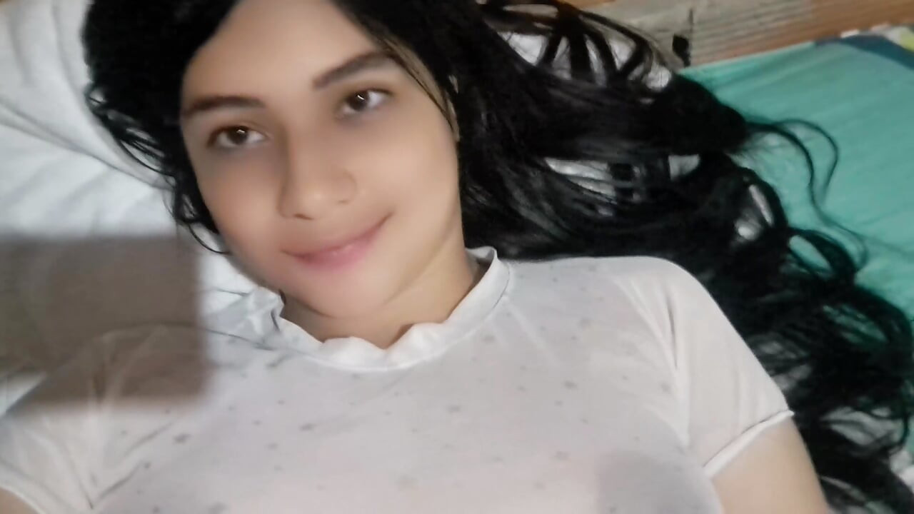 גומז מאוננת ונוגעת בציצים הגדולים שלה