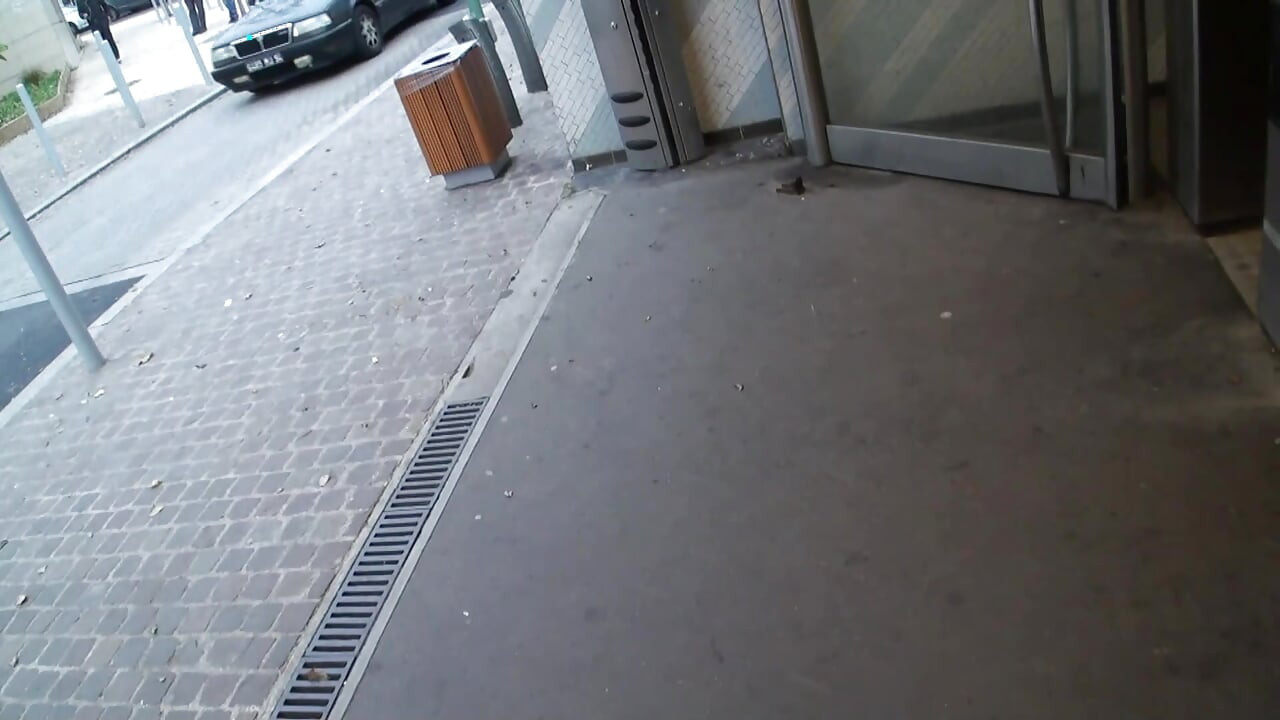 Красива 20-годишна курва бива изчукана от двама непознати.