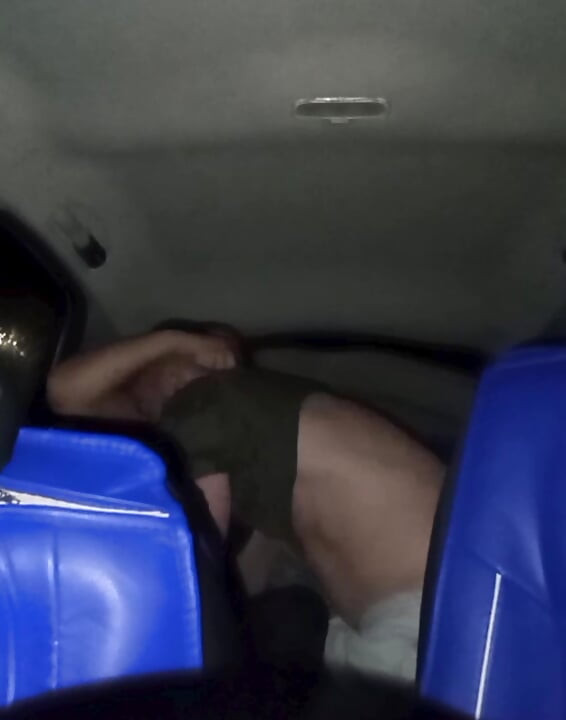 Seks terbaik di dalam mobil dan hujan turun di luar!