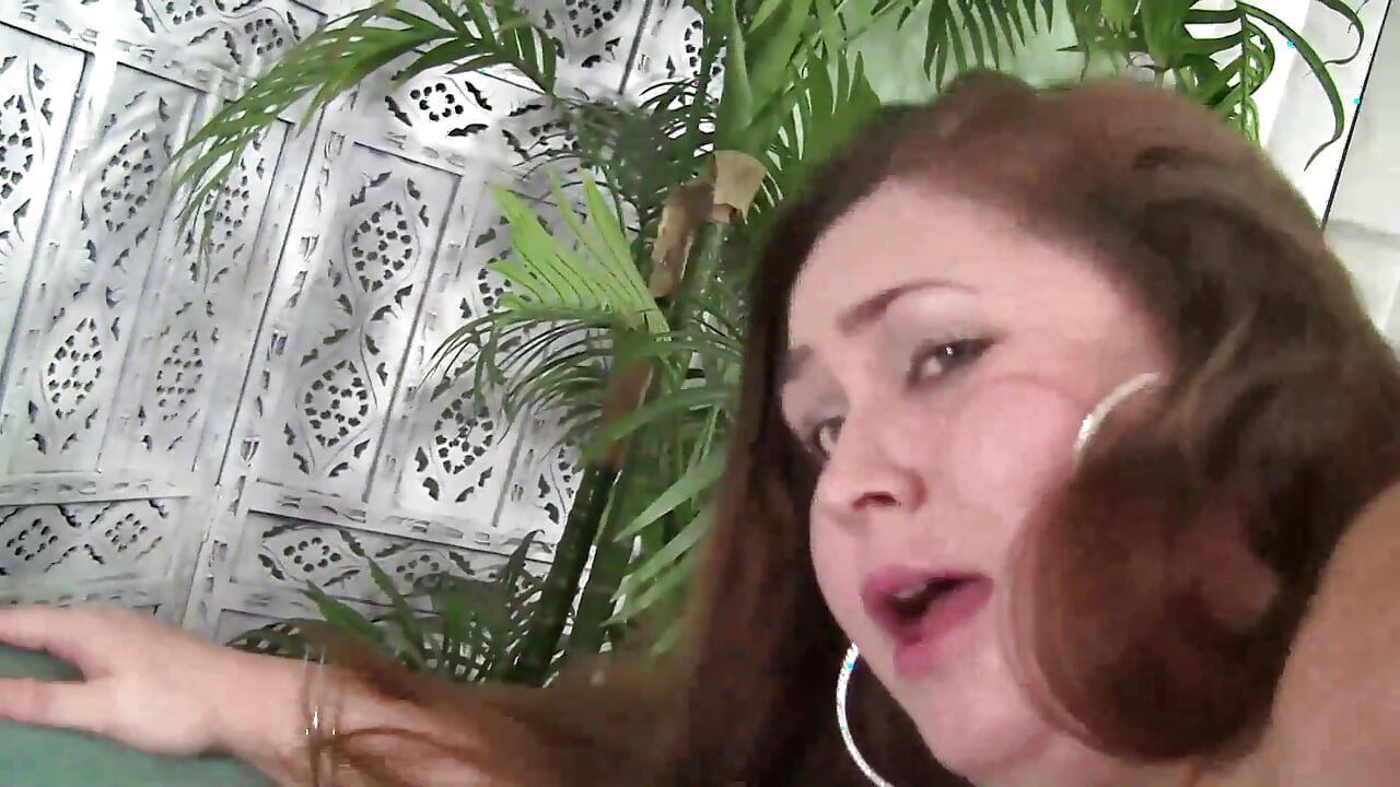 فتاة شابة سمينة تمص الزب وتتناك من زب كبير صلب