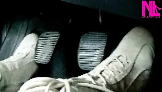 Mengemudi dan memompa pedal dengan sepatu bot rata suede soft