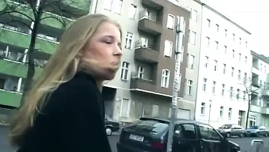 Блондинка раздвигает мокрую киску, пока ее жестко трахают
