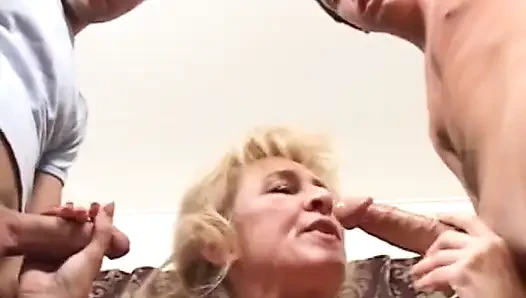 Mia Иванова трахается в гостиной с ее большими сиськами