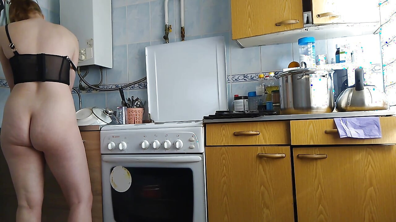 Ich will den Hintern der Stiefmutter meiner Freundin, ich liebe es, wenn sie in der Küche kocht