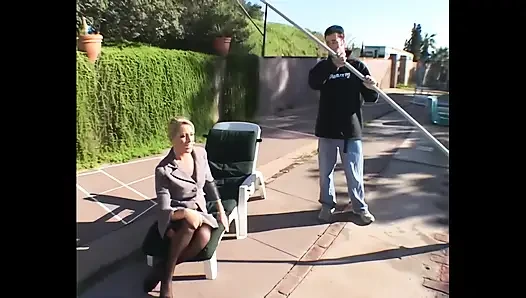 Riche, Vollbusige MILF Verführt Die Pool-putzfrau Für Seinen Großen Schwanz