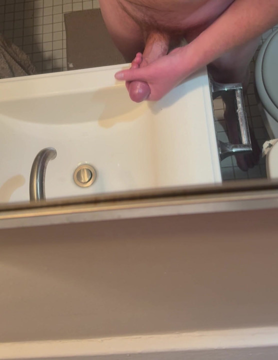 バスルームの洗面台でオナニーと射精