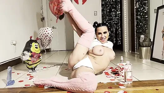 Сладкая латина играет с дилдо