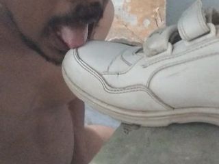 友達の靴を舐める