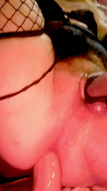 セクシーなブロンドの女装者が新しい太いディルドでセックスする