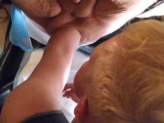 12giugno2021: il ragazzo in visita fa un pugno nel buco di papà