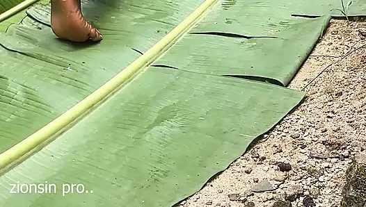 Aku sangat terangsang sehingga saya mengatur kencan bercinta halaman belakang dengan putri tiri bapak kos di halaman belakang kami. Ternyata begitu Lancar.