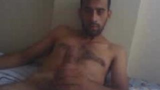 Masturbieren von türkisch-türkischem Burak mit großem Schwanz