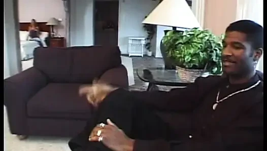 Schwarzer dicker schwanz für blonde schlampen (kompletter interracial porno-film)