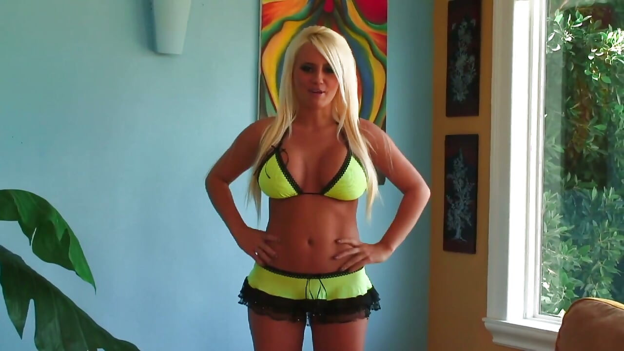 Blondă flexibilă cu țâțe mari motivată să ejaculeze