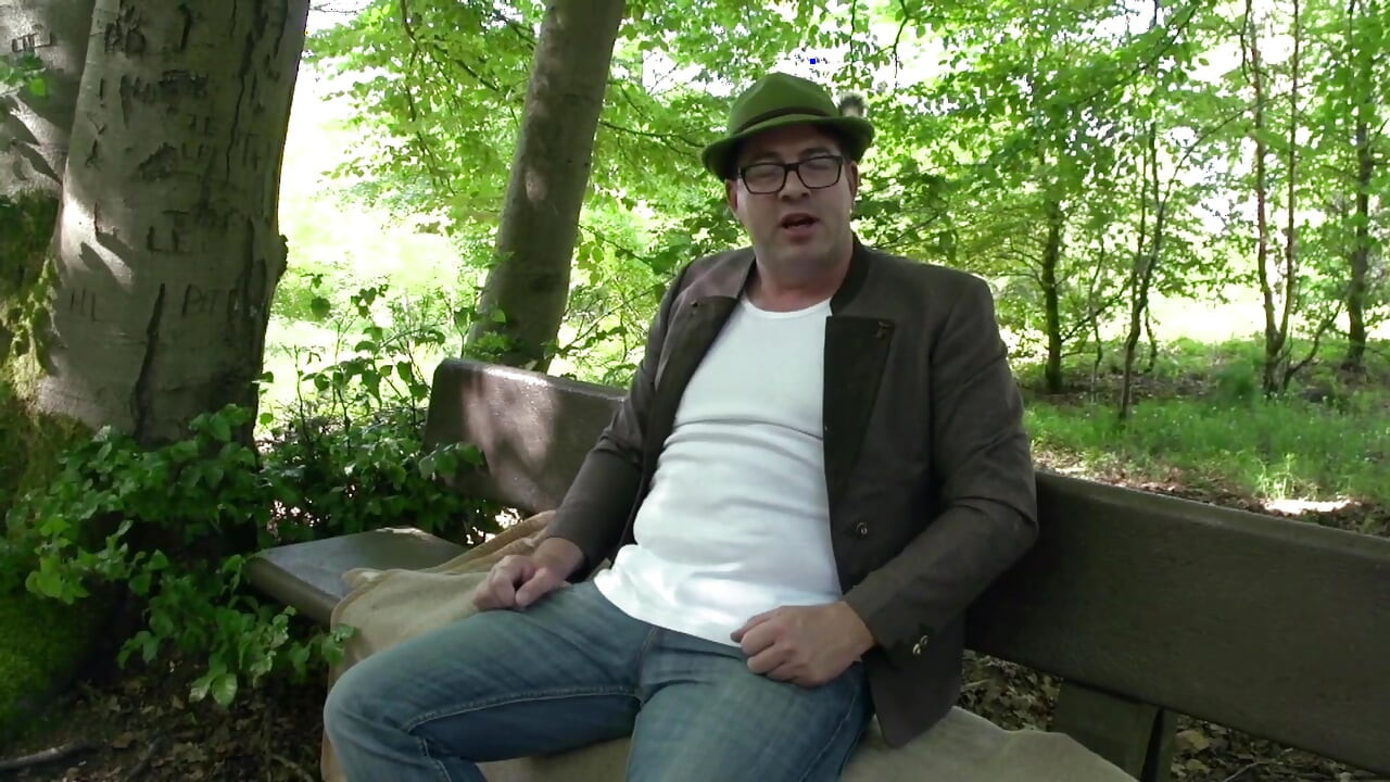 Adorável garota peituda recebe sua buceta esmagada ao ar livre