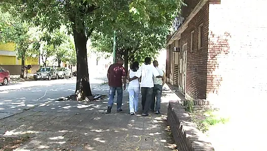 Bestrumpfte milf wird mit mehreren cumshots im irren gangbang bedeckt