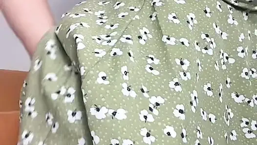 Молодая мама демонстрирует своё идеальное тело