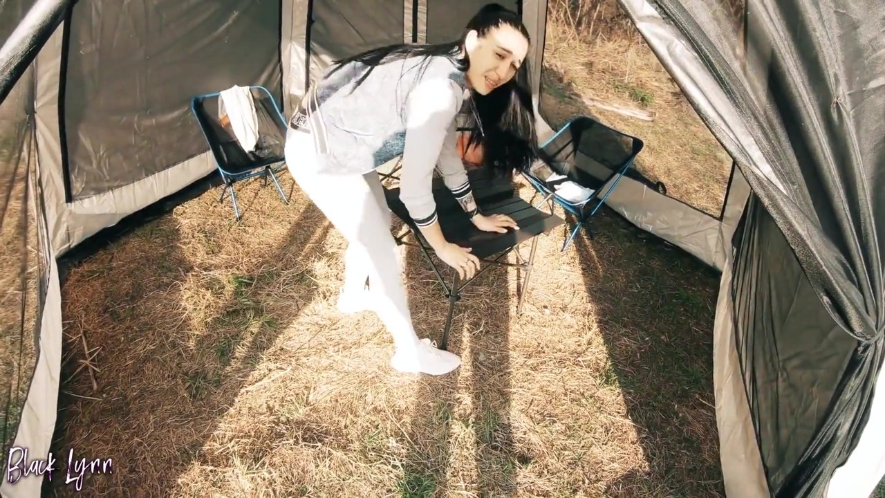 浮気する観光客が助けを求めてテントの中で見知らぬ人をしゃぶった - 口いっぱいの精液とオーラルクリーム - ブラック・リン