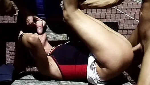 Sidik bağımlısı Fransız sürtük tenis kortunda grup sekste sikiliyor