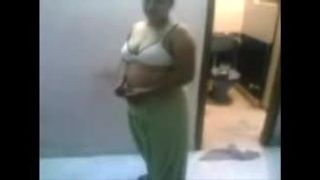 Northindian rondborstige tante eigengemaakte neukpartij met haar partner