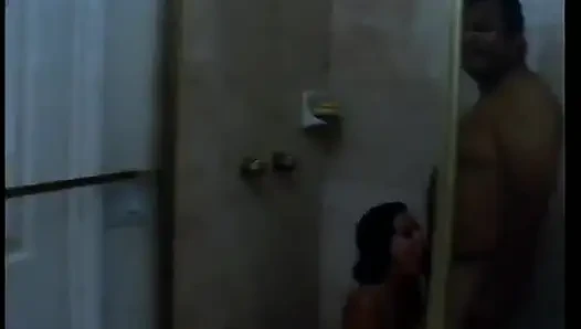 Tiga pria sange di kamar mandi nyepong kontol cewek hot dan ngentot memeknya di ranjang