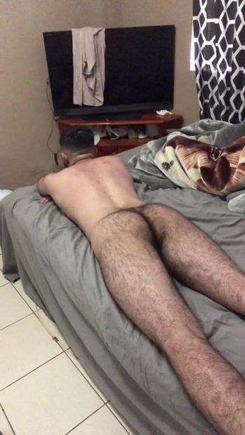 Naakte 19-jarige sexy grote kont scheten latend in bed als een varken
