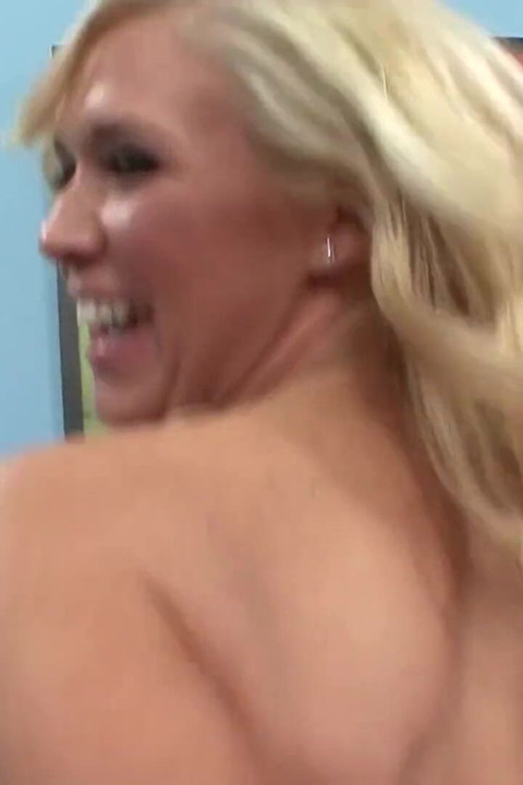 ブロンドの少女が足でペニスをマッサージし、剃った膣の奥深くに挿入する