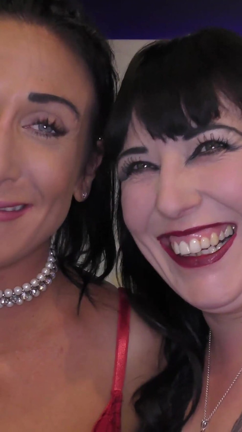 Sexy MILFs Ella Bella og Sexy Cleo nyder en gangbang-fest