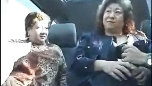 Бабушка-азиатка в автобусе