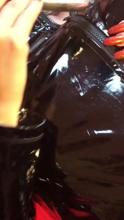 Unvergesslicher Moment von "schwarzem PVC, Stiefelstiefeln und Vibratoren"