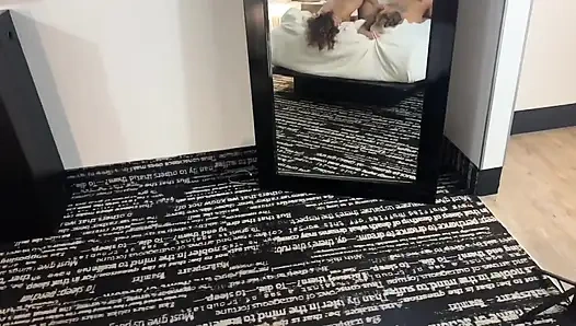 Orta yaşlı seksi kadınlar erkek arkadaşını üçlü grup seksle uyandırıyor