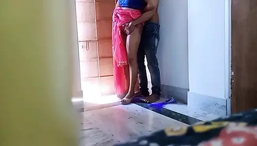 Di hari holi, aku mengubah warna memek tetangga kakak ipar india dengan warna sensual