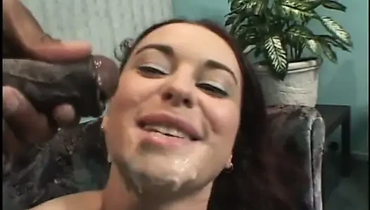 Pria kulit hitam melucuti memek cewek sebelum dientot habis-habisan