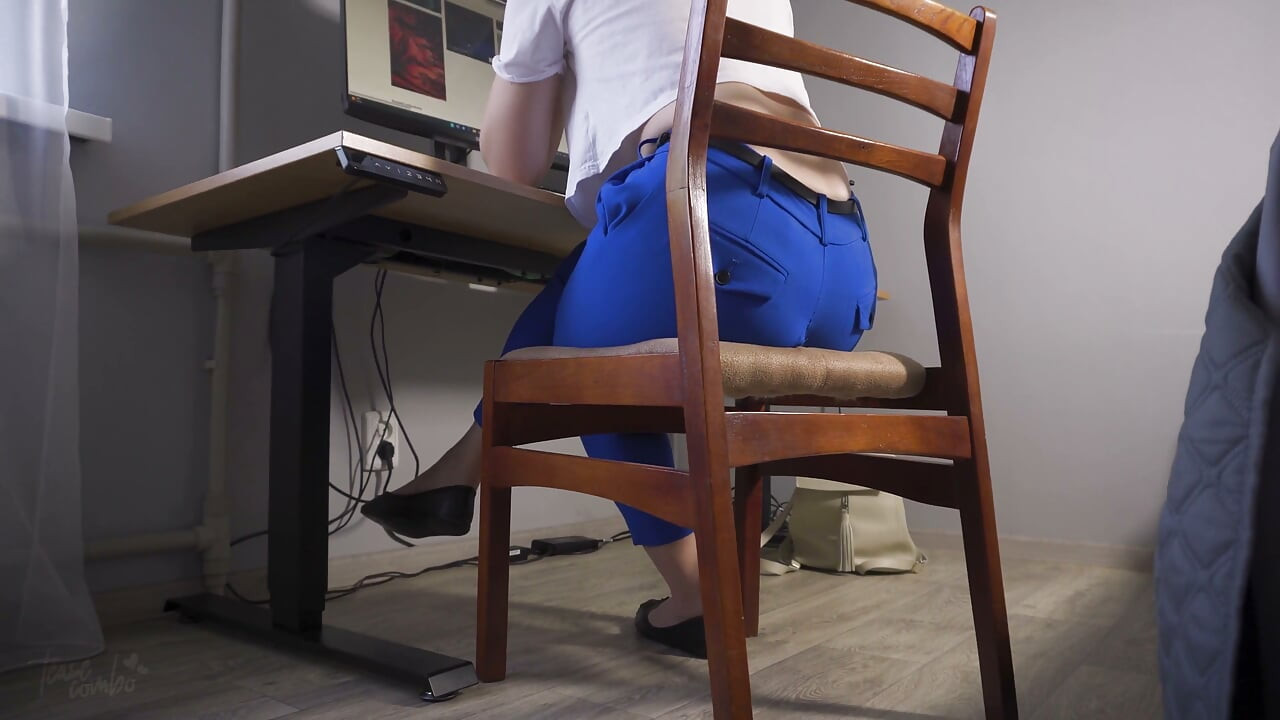 Une collègue exhibe son pantalon ouvert déchiré et son cul exposé