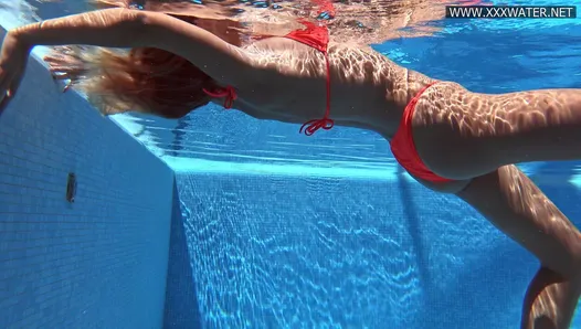 Mary Kalisy mostra sua bunda grande e gostosa debaixo d'água