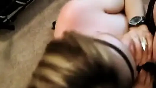 Fawn lutscht schwanz und wird dann hart und schnell geknallt