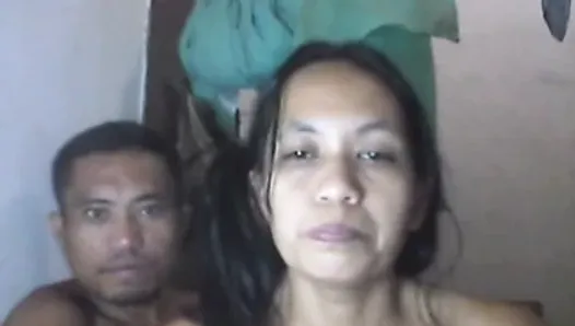 フィリピン人継母シャネル・ダナチルとカメラの前の彼女