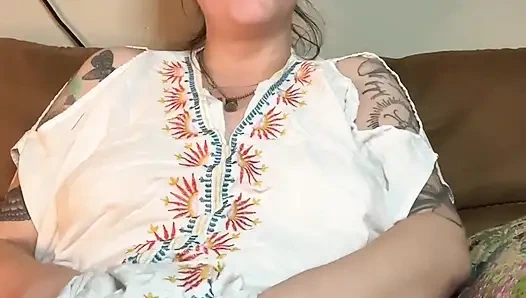 Tante seksi lagi asik masturbasi sambil merokok