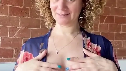 Orta yaşlı seksi kadın Merce vücudunun her yerine vücut sütlü krem uyguluyor, tamamen çıplak