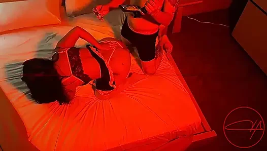 Influencer memulai debutnya dengan berbakat, tanpa kondom dan berlapis minyak sampai mereka ejakulasi di dalam dirinya