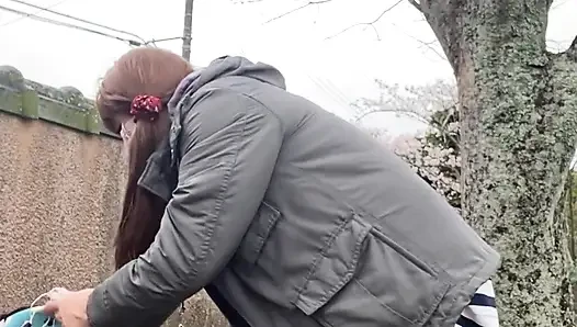 No. 165 Sabah parkında külotlu çorabımı gösteriyor ve vibratör kuruyor