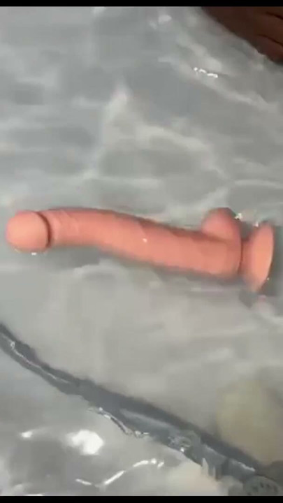 Sexy Sarah har det gøy helt alene og bruker sexleketøy på seg selv | Klipp 2