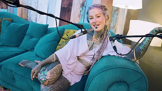 B hakkında konuşuyorum - bordem - asmr podcast sfw konuşuyor gotik sıska kız dreadlocks dövmeli model dövmeli kız