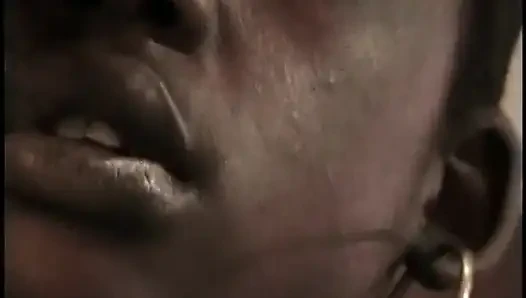 Afrikanische schönheit mit natürlichen möpsen wichst schwanz vor vergnügen