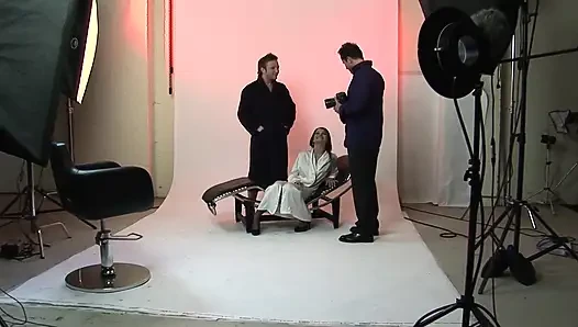 Dua pria sange ngentot dua gadis cantik di studio fotografer